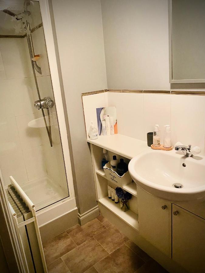 Modern Ground Floor Apartment With Free Parking Very Near Centre 里彭 外观 照片